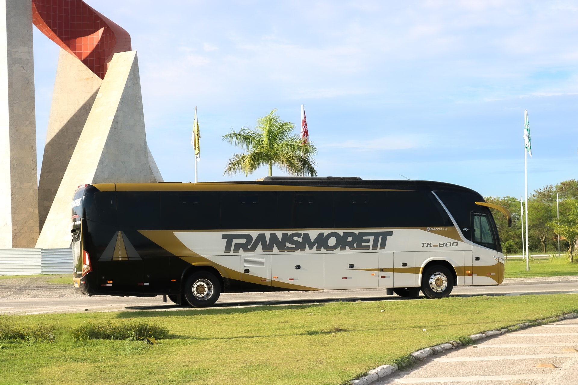 Ônibus executivo Transmorett estacionado, vista lateral