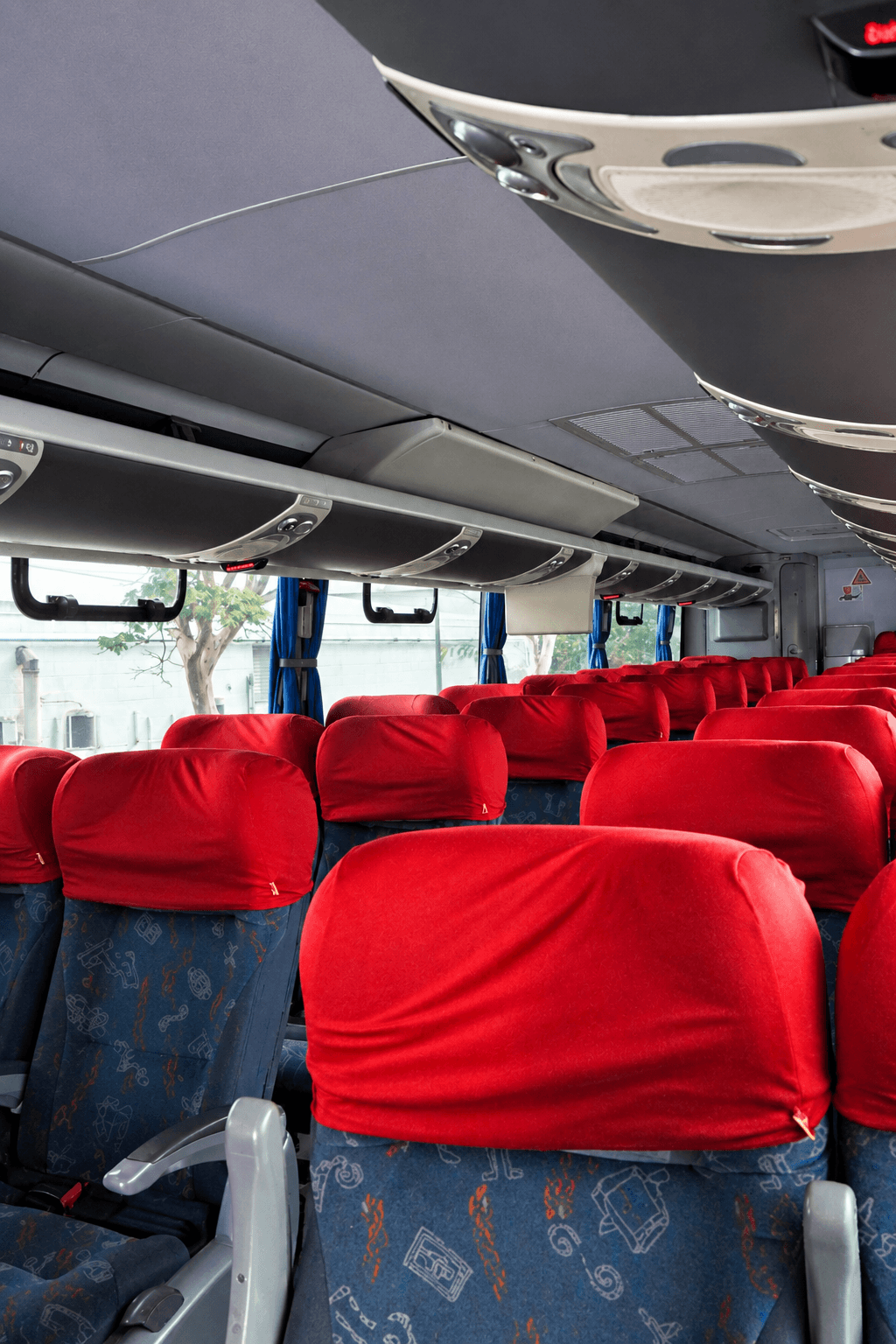 Interior do ônibus executivo Transmorett com poltronas reclináveis