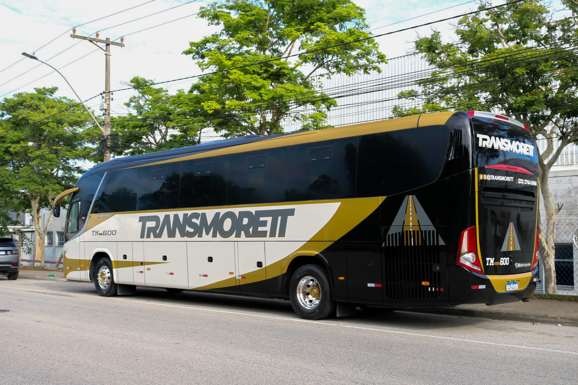 Ônibus executivo Transmorett em via pública