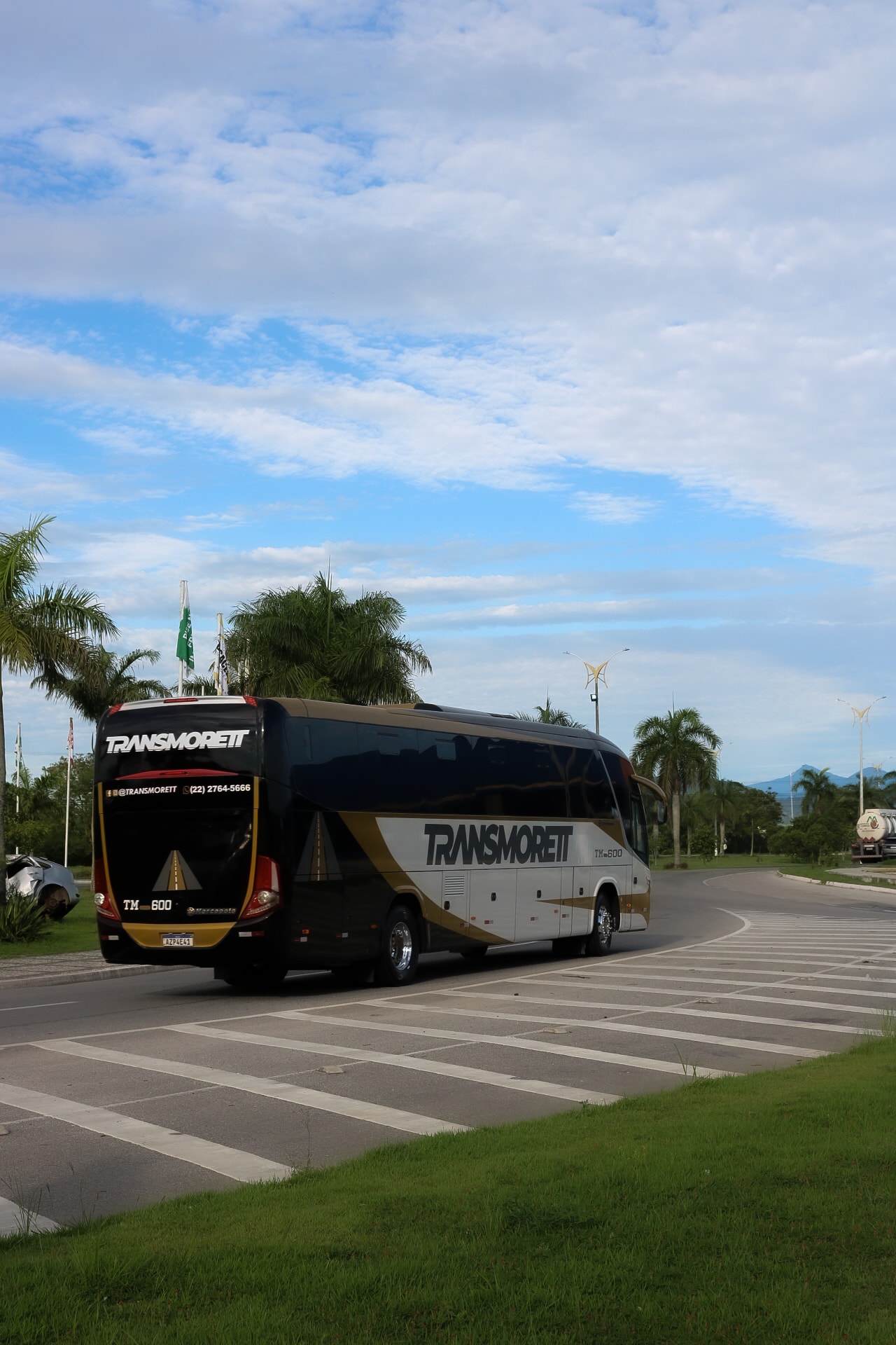 Ônibus executivo Transmorett em rotatória, ao fundo montanhas