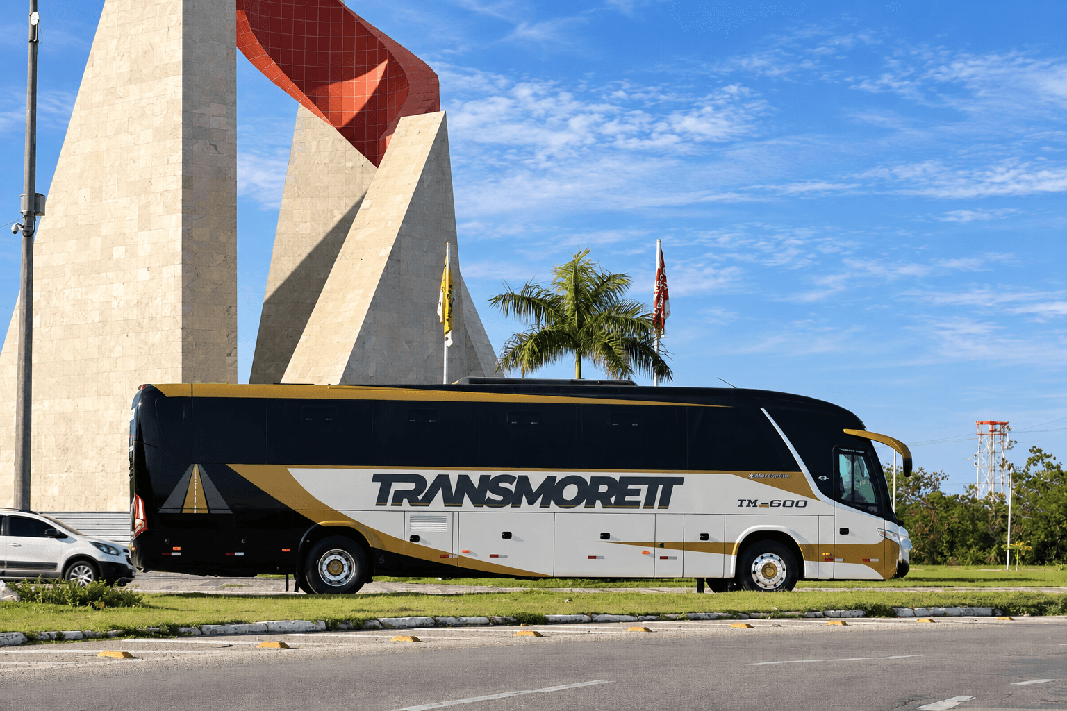 Ônibus executivo Transmorett estacionado, vista lateral
